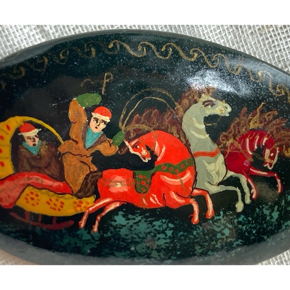 Vintage Russian Lacquer Hand Painted Brooch/Pin Black Oval Sleigh Scene Signed - Picture 9 of 10